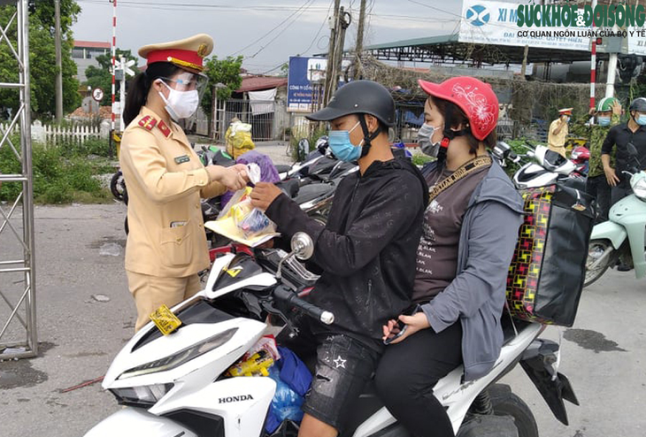 Thủ tướng yêu cầu đảm bảo người dân có nhu cầu về quê được đưa đón an toàn, chu đáo - Ảnh 2. Thủ tướng yêu cầu đảm bảo người dân có nhu cầu về quê được đưa đón an toàn, chu đáo - Ảnh 2.