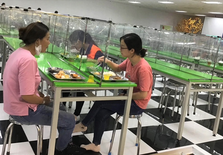 Hỗ trợ bữa ăn dinh dưỡng cho người lao động đang thực hiện "1 cung đường 2 điểm đến" - Ảnh 2. Hỗ trợ bữa ăn dinh dưỡng cho người lao động đang thực hiện "1 cung đường 2 điểm đến" - Ảnh 2.