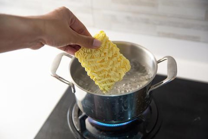 Những sai lầm khi sử dụng mì ăn liền - Ảnh 2.