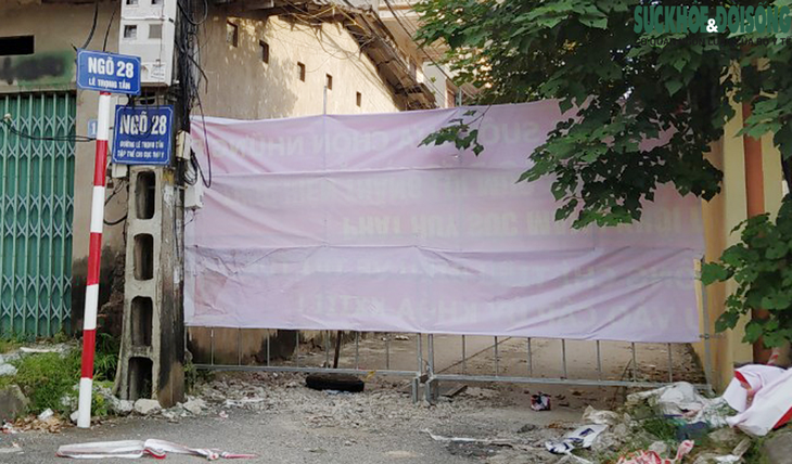 'Khóa chặt' ngõ 28, 30 Lê Trọng Tấn (Hà Đông), nơi vừa phát hiện chùm ca bệnh COVID-19 - Ảnh 2.