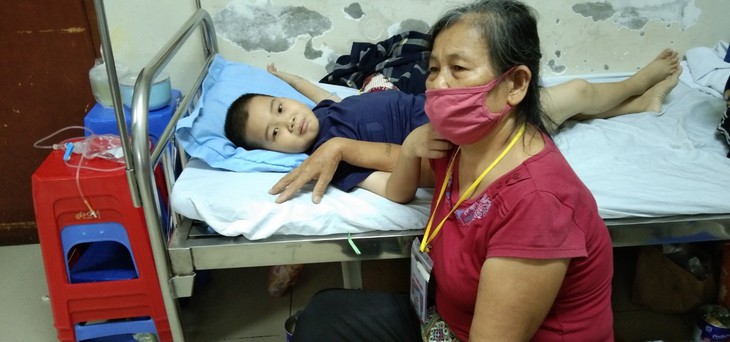 Cậu bé câm điếc, thiếu tình thương lại mắc ung thư máu, vật vã trong bệnh tật - Ảnh 2. Cậu bé câm điếc, thiếu tình thương lại mắc ung thư máu, vật vã trong bệnh tật - Ảnh 2.