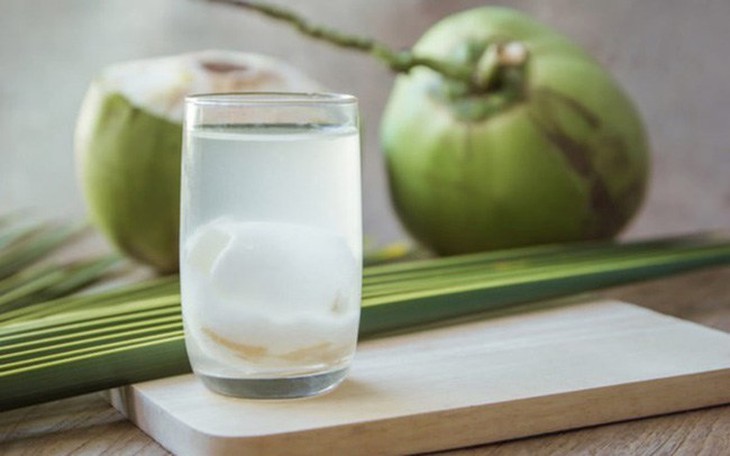 Không nên uống nước dừa vào những thời điểm này để tránh hệ lụy với sức khỏe - Ảnh 1. Không nên uống nước dừa vào những thời điểm này để tránh hệ lụy với sức khỏe - Ảnh 1.