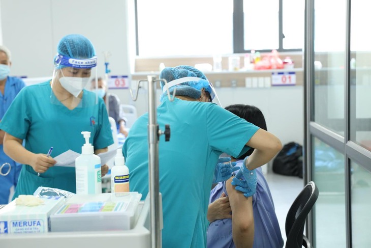 Tiêm vaccine phòng COVID-19 cho người bệnh, người nhà của BV Việt Đức chuyển sang - Ảnh 1.