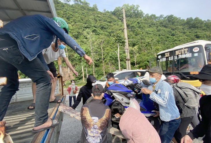 Nghệ An huy động 100 xe trung chuyển hỗ trợ bà con về quê an toàn