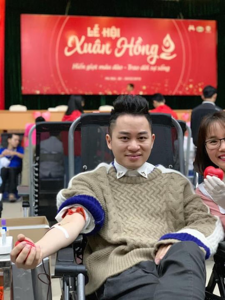 Ca sĩ Tùng Dương cùng nhiều nghệ sĩ sẽ tham gia hiến máu tình nguyện “Chong chóng hồng” 2021 - Ảnh 2. Ca sĩ Tùng Dương cùng nhiều nghệ sĩ sẽ tham gia hiến máu tình nguyện “Chong chóng hồng” 2021 - Ảnh 2.