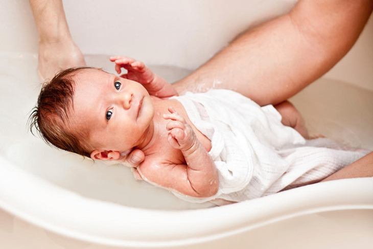 Tắm dầu tràm cho trẻ sơ sinh tốt không? - Ảnh 2.