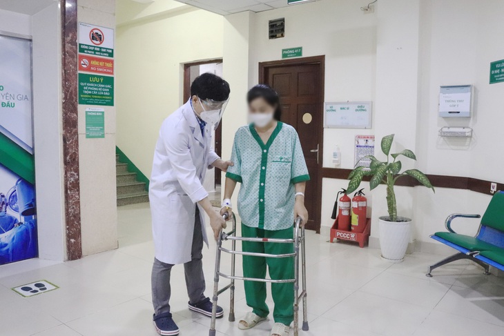 Trả lại chức năng vận động cho một bệnh nhân trẻ bị u thân sống - Ảnh 1.