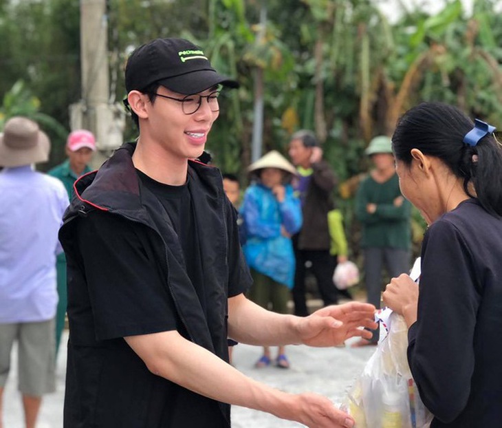 Ca sĩ Erik dùng tiền từ thiện sai mục đích, nên hay không? - Ảnh 2. Ca sĩ Erik dùng tiền từ thiện sai mục đích, nên hay không? - Ảnh 2.