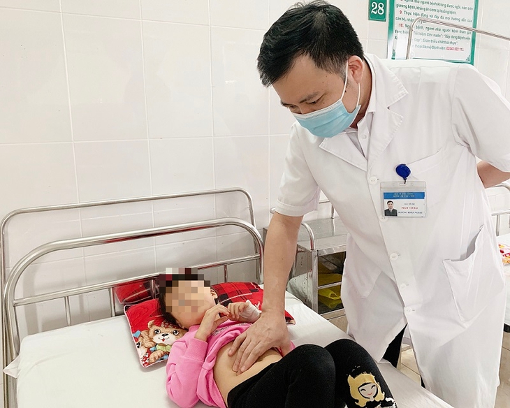 Trẻ 5 tuổi 'kẹt' đồng xu trong thực quản - Ảnh 2.