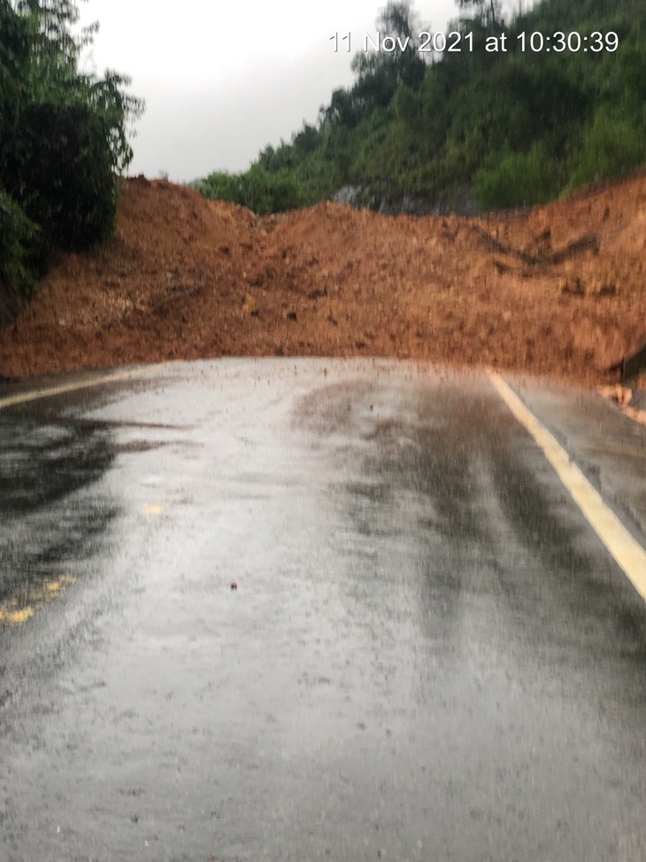 Mưa to, lở đèo nối Khánh Hòa với Lâm Đồng - Ảnh 1.