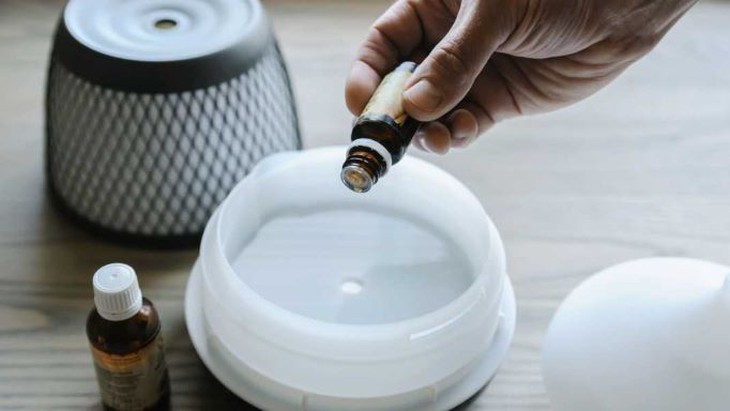 10 loại tinh dầu giúp làm ấm cơ thể - Ảnh 1.
