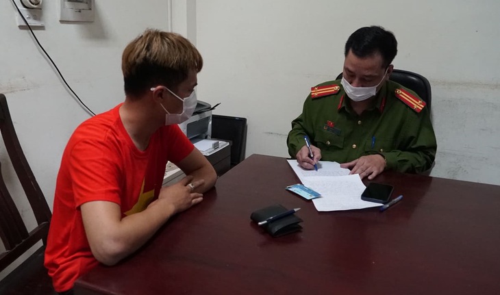 Công an lấy lời khai của đối tượng làm giả test nhanh COVID-19.