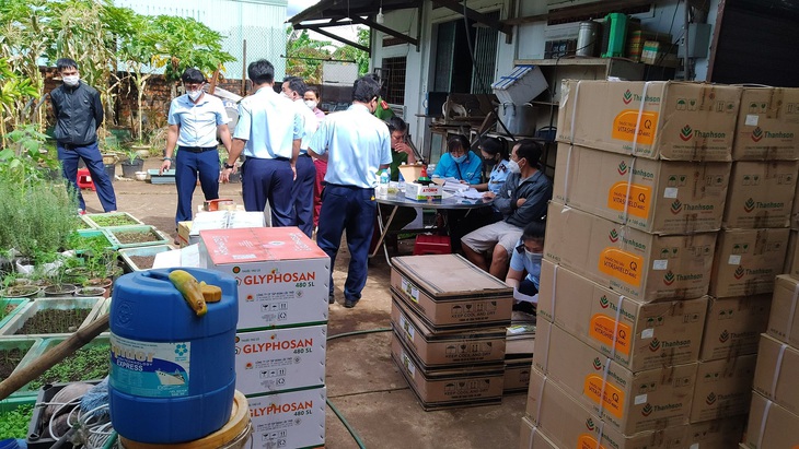 Thu giữ hơn 3.500 lít thuốc bảo vệ thực vật cấm sử dụng tại Việt Nam - Ảnh 2.
