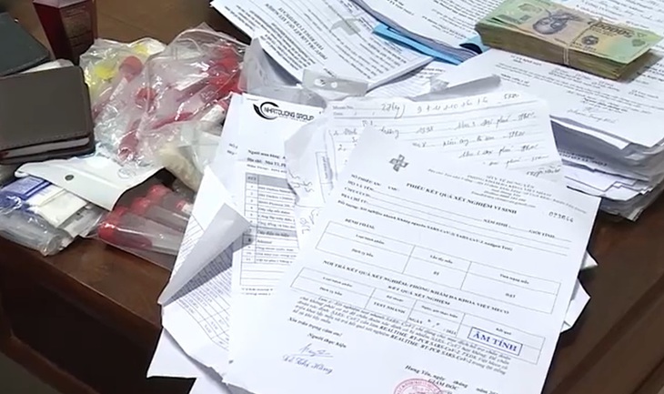 Những tờ phiếu test nhanh COVID-19 dù chưa có thông tin người lấy mẫu những đã có sẵn kết quả "âm tính". Những tờ phiếu test nhanh COVID-19 dù chưa có thông tin người lấy mẫu những đã có sẵn kết quả "âm tính".