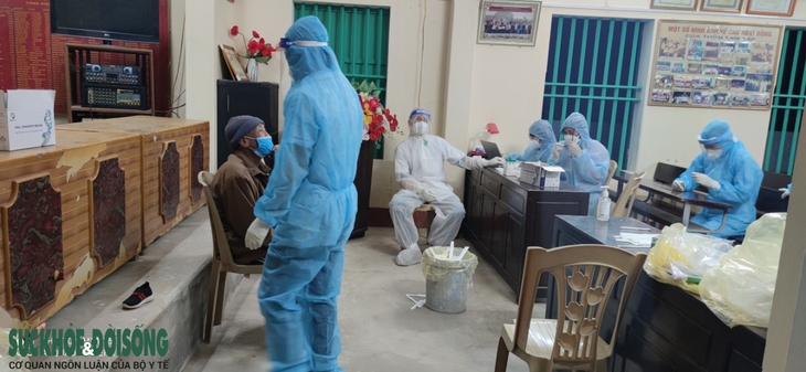 Xuất hiện ổ dịch tại huyện Ninh Giang, huy động tổng lực xuyên đêm lấy mẫu - Ảnh 5. Xuất hiện ổ dịch tại huyện Ninh Giang, huy động tổng lực xuyên đêm lấy mẫu - Ảnh 5.