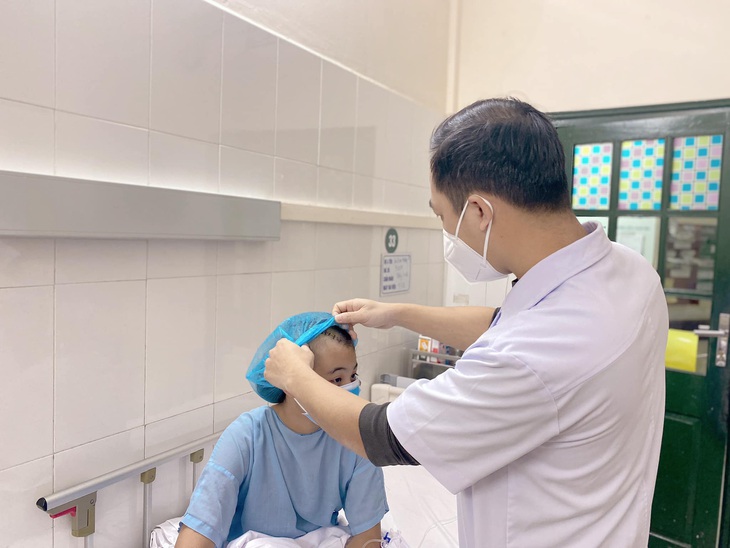 Các bác sĩ thăm khám cho trẻ sau phẫu thuật.