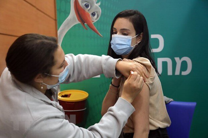 Mũi thứ 3 vaccine ngừa COVID-19 có hiệu lực kéo dài 9-10 tháng - Ảnh 4.