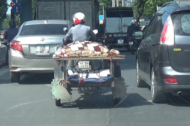 Hà Nội – Xe lôi, xe kéo lại “tung hoành” cuối năm - Ảnh 2.