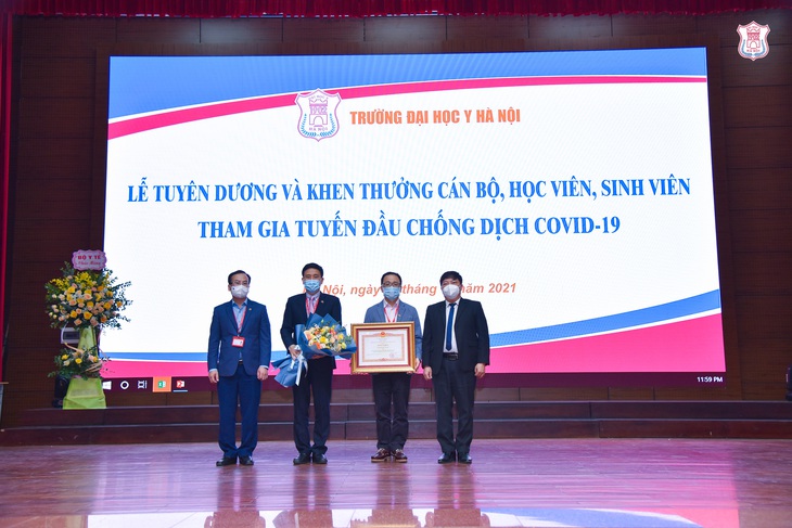Có nhiều thầy cô giáo, sinh viên Đại học Y Hà Nội tình nguyện đi chống dịch COVID-19 liên tục - Ảnh 1. Có nhiều thầy cô giáo, sinh viên Đại học Y Hà Nội tình nguyện đi chống dịch COVID-19 liên tục - Ảnh 1.