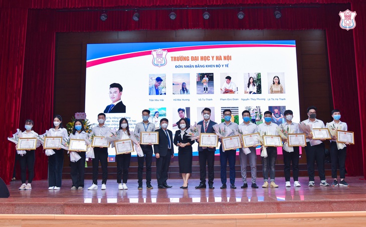 Có nhiều thầy cô giáo, sinh viên Đại học Y Hà Nội tình nguyện đi chống dịch COVID-19 liên tục - Ảnh 4. Có nhiều thầy cô giáo, sinh viên Đại học Y Hà Nội tình nguyện đi chống dịch COVID-19 liên tục - Ảnh 4.