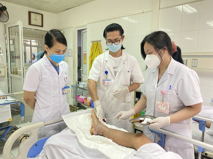 "Hồi sinh" cẳng chân trái cho nam thanh niên ở Yên Bái bị đứt rời do xơ xẩy khi cắt cỏ - Ảnh 1.