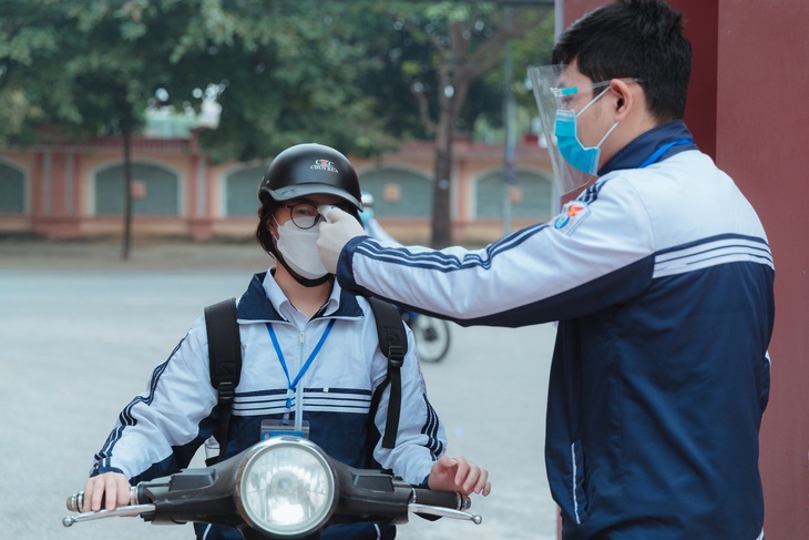 Học sinh lớp 12 ở TP Vinh phấn khởi trở lại trường sau 3 tháng học trực tuyến - Ảnh 1. Học sinh lớp 12 ở TP Vinh phấn khởi trở lại trường sau 3 tháng học trực tuyến - Ảnh 1.