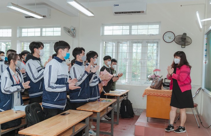Học sinh lớp 12 ở TP Vinh phấn khởi trở lại trường sau 3 tháng học trực tuyến - Ảnh 2. Học sinh lớp 12 ở TP Vinh phấn khởi trở lại trường sau 3 tháng học trực tuyến - Ảnh 2.