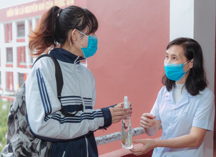 Học sinh lớp 12 ở TP Vinh phấn khởi trở lại trường sau 3 tháng học trực tuyến - Ảnh 4. Học sinh lớp 12 ở TP Vinh phấn khởi trở lại trường sau 3 tháng học trực tuyến - Ảnh 4.