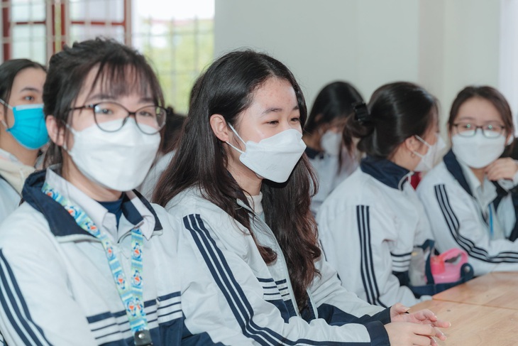 Học sinh lớp 12 ở TP Vinh phấn khởi trở lại trường sau 3 tháng học trực tuyến - Ảnh 3. Học sinh lớp 12 ở TP Vinh phấn khởi trở lại trường sau 3 tháng học trực tuyến - Ảnh 3.