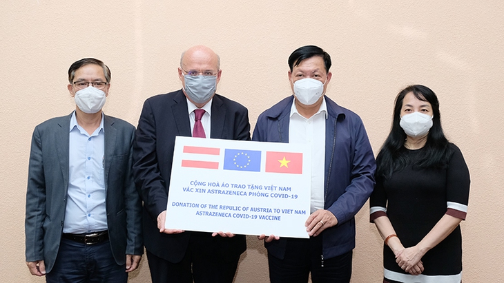 Bộ Y tế tiếp nhận 500.000 liều vaccine phòng COVID-19 AstraZeneca của Chính phủ Áo trao tặng - Ảnh 1. Bộ Y tế tiếp nhận 500.000 liều vaccine phòng COVID-19 AstraZeneca của Chính phủ Áo trao tặng - Ảnh 1.