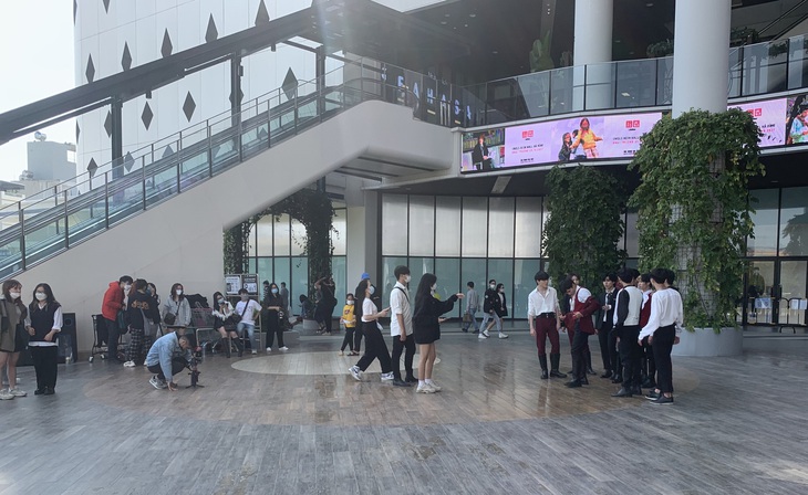 Hà Nội: Dịch COVID-19 diễn biến phức tạp, nhiều người vẫn 'phớt lờ' 5K tại nơi công cộng - Ảnh 1. Hà Nội: Dịch COVID-19 diễn biến phức tạp, nhiều người vẫn 'phớt lờ' 5K tại nơi công cộng - Ảnh 1.