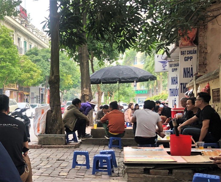 Hà Nội: Dịch COVID-19 diễn biến phức tạp, nhiều người vẫn 'phớt lờ' 5K tại nơi công cộng - Ảnh 2. Hà Nội: Dịch COVID-19 diễn biến phức tạp, nhiều người vẫn 'phớt lờ' 5K tại nơi công cộng - Ảnh 2.