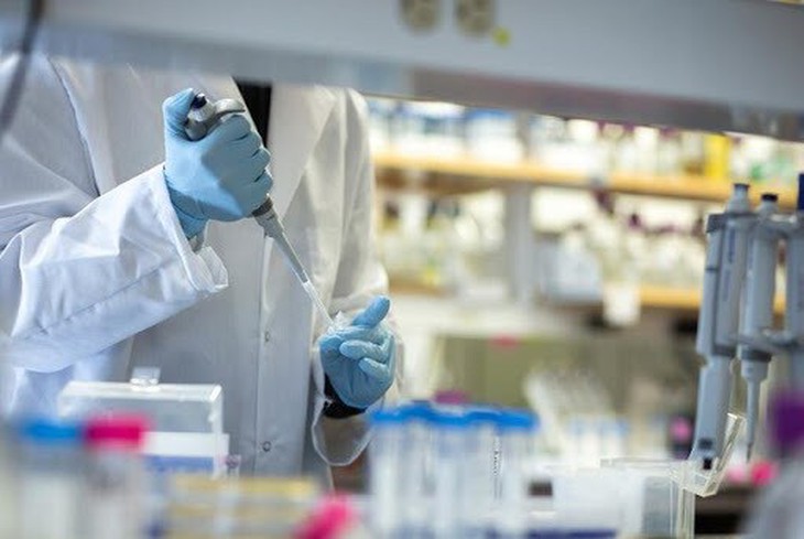 Sắp có vaccine ngừa COVID-19 dạng miếng dán da có khả năng miễn dịch lâu hơn - Ảnh 2.
