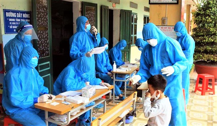 Thái Bình huy động hàng trăm sinh viên y khoa tham gia lấy mẫu xét nghiệm, sớm phát hiện, bóc tách F0 - Ảnh 2. Thái Bình huy động hàng trăm sinh viên y khoa tham gia lấy mẫu xét nghiệm, sớm phát hiện, bóc tách F0 - Ảnh 2.