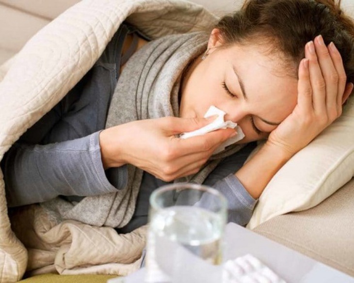 Bệnh cúm do virus có biểu hiện giống cảm cúm thông thường không và ai dễ mắc cúm? - Ảnh 2. Bệnh cúm do virus có biểu hiện giống cảm cúm thông thường không và ai dễ mắc cúm? - Ảnh 2.