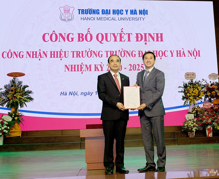 Bộ Y tế trao quyết định Hiệu trưởng Trường Đại học Y Hà Nội cho GS.TS Nguyễn Hữu Tú - Ảnh 1. Bộ Y tế trao quyết định Hiệu trưởng Trường Đại học Y Hà Nội cho GS.TS Nguyễn Hữu Tú - Ảnh 1.