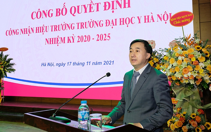 Bộ Y tế trao quyết định Hiệu trưởng Trường Đại học Y Hà Nội cho GS.TS Nguyễn Hữu Tú - Ảnh 2. Bộ Y tế trao quyết định Hiệu trưởng Trường Đại học Y Hà Nội cho GS.TS Nguyễn Hữu Tú - Ảnh 2.