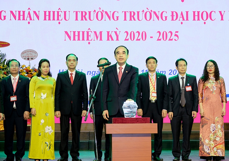 Bộ Y tế trao quyết định Hiệu trưởng Trường Đại học Y Hà Nội cho GS.TS Nguyễn Hữu Tú - Ảnh 4. Bộ Y tế trao quyết định Hiệu trưởng Trường Đại học Y Hà Nội cho GS.TS Nguyễn Hữu Tú - Ảnh 4.