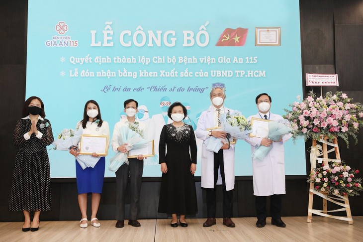 Bệnh viện Gia An 115: Đón Bằng khen của UBND TP.HCM và tri ân các "chiến sĩ áo trắng" phòng, chống COVID-19 - Ảnh 1.
