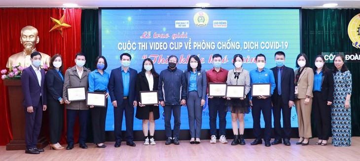 Các tác giả đạt giải trong cuộc thi video clip "Thời khắc khó quên"