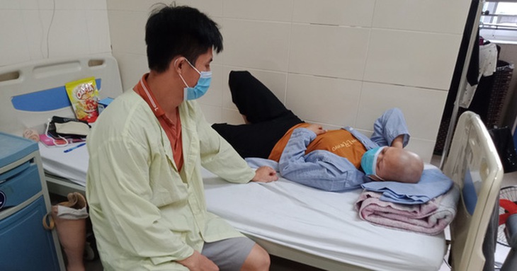 Nỗi khổ tột cùng của gia đình có con bị ung thư, mẹ nằm liệt một chỗ