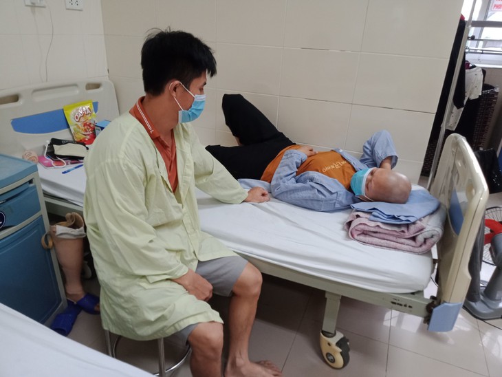 Nỗi khổ tột cùng của gia đình có con bị ung thư, mẹ nằm liệt một chỗ - Ảnh 1.