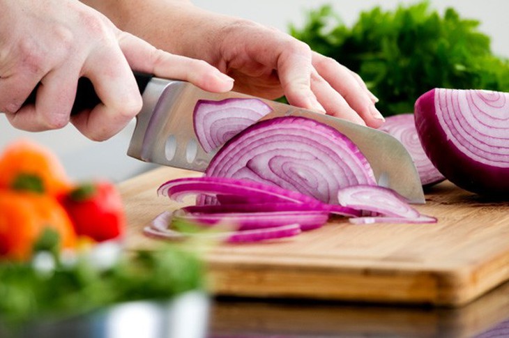 Từ vụ ngộ độc do ăn phải hành tây nhiễm khuẩn, chuyên gia khuyến cáo 5 nhóm người không nên ăn hành tây để tránh 'rước họa' - Ảnh 2. Từ vụ ngộ độc do ăn phải hành tây nhiễm khuẩn, chuyên gia khuyến cáo 5 nhóm người không nên ăn hành tây để tránh 'rước họa' - Ảnh 2.