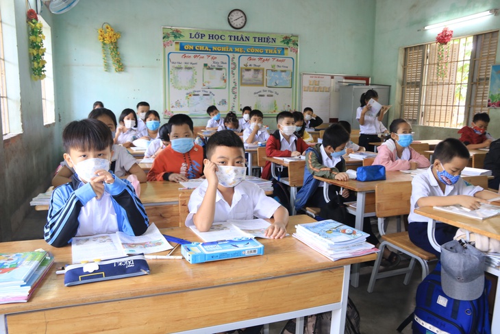 Học sinh mầm non, tiểu học ở Khánh Hòa phấn khởi đến lớp - Ảnh 3.