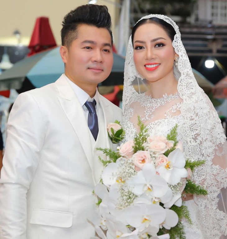 Hoa hậu ly hôn, cơn gió lạ làm nóng Vbiz - Ảnh 4. Hoa hậu ly hôn, cơn gió lạ làm nóng Vbiz - Ảnh 4.