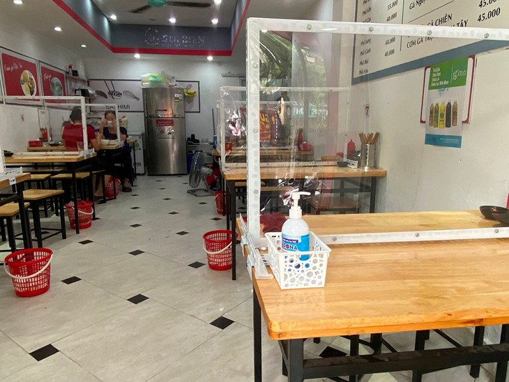 Hà Nội ở cấp độ dịch 2: Hàng ăn phục vụ không quá 50% công suất, đóng cửa trước 21 giờ - Ảnh 1.