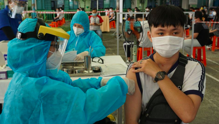 Hà Nội cần 1,7 triệu liều vaccine COVID-19 để tiêm cho trẻ từ 12-17 tuổi - Ảnh 1. Hà Nội cần 1,7 triệu liều vaccine COVID-19 để tiêm cho trẻ từ 12-17 tuổi - Ảnh 1.