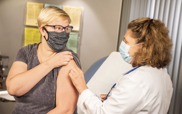 Vaccine Sputnik V đạt hiệu quả cao phòng COVID-19 ở người cao tuổi