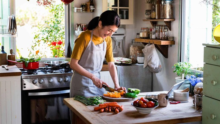 Bổ sung dinh dưỡng bảo vệ người cao tuổi trước các bệnh truyền nhiễm theo mùa - Ảnh 2. Bổ sung dinh dưỡng bảo vệ người cao tuổi trước các bệnh truyền nhiễm theo mùa - Ảnh 2.