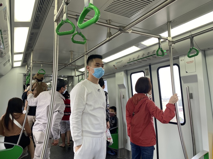 Tàu Cát Linh - Hà Đông rộn ràng ngày cuối cùng chở khách miễn phí - Ảnh 5.